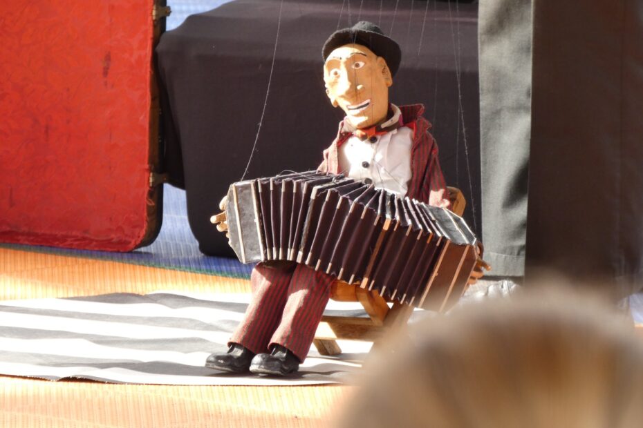 Marioneta Don Rauca tocando acordeón